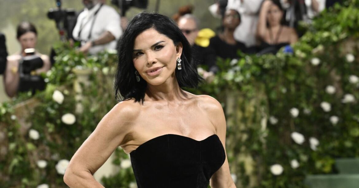 Jeff Bezos' Fiancee Lauren Sanchez Sued by Yoga Teacher

