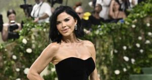 Jeff Bezos' Fiancee Lauren Sanchez Sued by Yoga Teacher