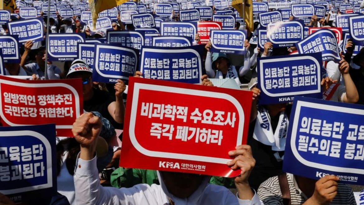 South Korea arrests intern doctor for 'blacklisting' non-striking colleagues

